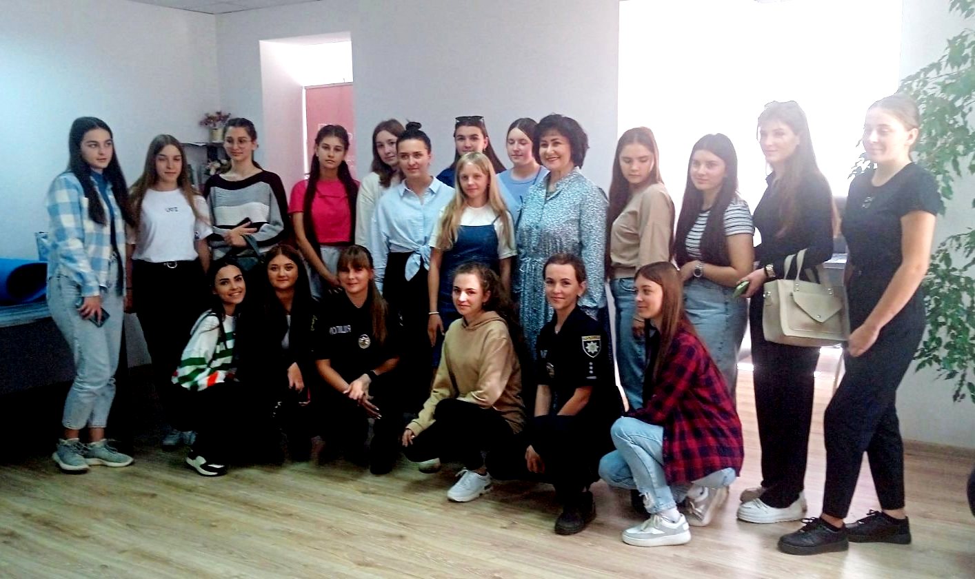 Студентки факультету педагогіки і психології та доцентка кафедри психології Ольга Кізь вдячні представницям Патрульної поліції Тернопільської області за змістовне і практично орієнтоване навчання